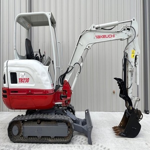 Mini-excavatrice Takeuchi TB230 puissante avec un design compact, un système hydraulique robuste et des performances fiables - Product Image 5
