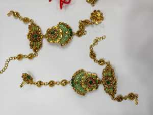 Ensemble collier et boucles d'oreilles ethniques plaqués or Kundan avec pierres vertes émeraude et perles pour mariage, bijoux pour femmes - Product Image 4