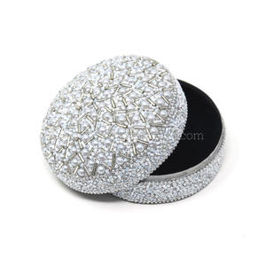 Boîte à bijoux artisanale de créateur en perles de laque pour emballage cadeau de luxe, boîte à bijoux de style floral perlé pour cadeau de mariage - Product Image 3