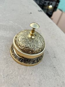 Campana de Mesa de Latón de Diseño Moderno para Recepción de Oficina con Construcción Duradera y Acabado Elegante - Product Image 2