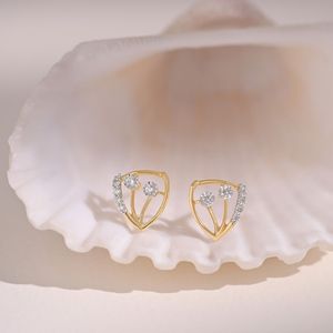 Boucles d'oreilles clous géométriques triangulaires en or jaune avec diamant de laboratoire et monture ouverte - Product Image 1