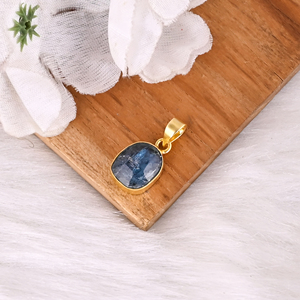 Pendentif unisexe fait main en laiton plaqué or classique avec apatite néon naturelle sertie en clos et motif géométrique - Product Image 2