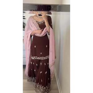 Ensemble haut-bas brodé et Dupatta pour femmes pour les fêtes Séquence de travail - Product Image 4