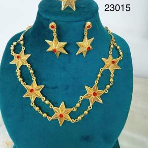 Conjunto de Collar con Cadena de Perlas Chapadas en Oro y Dijes Colgantes |   Joyería Ligera para Mujer al por Mayor Modelo n.° 23073 - Product Image 3