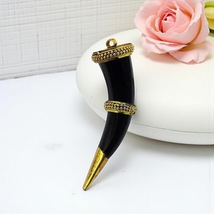 Colgante de Cuerno de Búfalo Natural con Tapas en Tono Dorado, Forma Curva Pulida, Decoración y Regalo de Boda Negro BURAQ HANDICRAT - Product Image 1