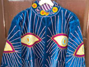 Chaqueta bordada a mano con ojo turco de terciopelo Suzani, estilo bohemio, abrigo llamativo de invierno. - Product Image 4