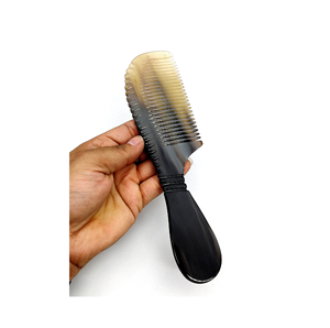 Peigne en corne pour usage domestique et professionnel – Peigne classique et tendance avec boîte – Artisanat naturel classique pour hommes et femmes - Product Image 3