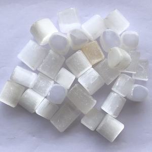 Pierres de sélénite blanches naturelles, lisses, polies, non percées, en vrac, 20 mm, 30 mm, pierres de sélénite, cristaux blancs. - Product Image 1