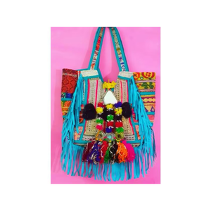 Sac bandoulière brodé fait main avec fermeture à rabat, en textile rouge, élégant pour un usage quotidien - Product Image 4