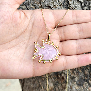 Collar de lujo de latón con calcedonia rosa y colgante de pez tallado a mano con ojo de circonita negra, chapado en oro de 18k, diseño exclusivo. - Product Image 5