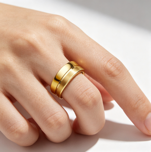 Bague en titane doré avec <span class=keywords><strong>centre</strong></span> brossé et bord biseauté, alliance classique de 8 mm pour homme, bijoux intemporels en gros - Product Image 1