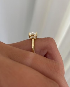 Bague de fiançailles solitaire en or avec diamant de laboratoire allongé taille coussin de 3,08 carats, sertie en clos, certifiée IGI, tendance, couleur E - Product Image 2