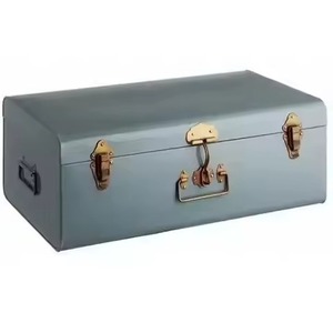 Coffre de rangement en métal rouge, en fer thermolaqué, avec dôme en laiton martelé texturé doré, pour souvenirs et objets précieux - Product Image 3