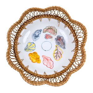 Plat de service rond en céramique fait main avec motif de coquillage coloré et bord tissé en rotin pour fête ou décoration intérieure Style côtier - Product Image 4