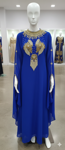 ชุดกะฟตันสีน้ำเงินหรูหราพร้อมลายปักสีทองบนหุ่นโชว์สีขาวในสวนกลางแจ้งที่มีแสงแดด พร้อมทางเดินหินและดอกไม้ - Product Image 5