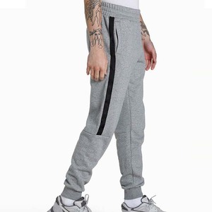 Pantalon de survêtement gris en molleton pour homme avec bande latérale et taille élastique – Joggers décontractés pour l'automne - Product Image 2