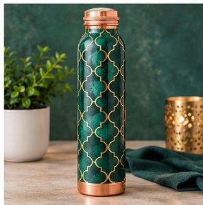 Botella de Agua de Cobre Hecha a Mano, Redonda, con Diseño de Mármol Verde y Dorado, Moderna, de Lujo, Portátil, para Promociones - Product Image 3