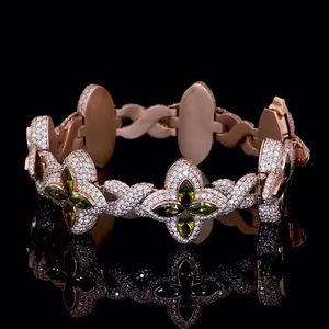 สร้อยข้อมือทองคำชมพู 14K ดีไซน์โคลเวอร์ประดับเพชรเม็ดใหญ่สีเขียวทรงมาร์คีส์และเพชรเลี้ยงในห้องปฏิบัติการทรงดอกไม้สี่แฉก ประดับเพชรแบบฝังเต็มเส้น สำหรับผู้หญิงสุดหรู - Product Image 1