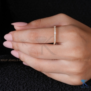 Anillo de boda minimalista de oro amarillo macizo de 14 quilates para mujer con diamantes de laboratorio en baguette alternados, media eternidad, apilable - Product Image 4