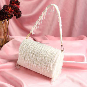 Sac de soirée en forme de baril perlé crème avec franges en cristal, sac à bandoulière artisanal - Product Image 1