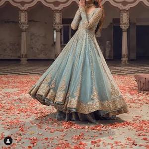 Robe de mariée pakistanaise haut de gamme bleu glace et or antique, richement ornée, avec sous-couche en Banarsi Jamawar - Product Image 4