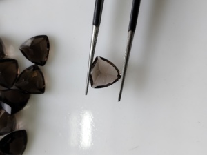 Cuarzo Ahumado Natural de 9MM con Corte Trillón, Gema Suelta de la Mejor Calidad para la Fabricación de Joyas - Product Image 3