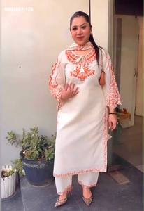 Ensemble haut et pantalon palazzo en soie romaine pure de haute qualité avec broderies, manches cloche fantaisie et pompons, et dupatta – Mode féminine - Product Image 4
