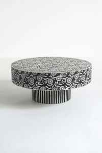 Taburete/Mesa de Centro de Madera con Incrustaciones Florales en Blanco y Negro, Hecho a Mano en India, de Calidad Superior y Diseño Exclusivo para Decoración. - Product Image 2