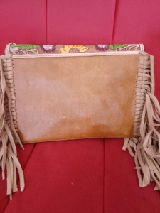 Sac bandoulière unisexe en cuir de vachette western, décoré de motifs floraux et de franges, imperméable et antivol, en stock. - Product Image 4