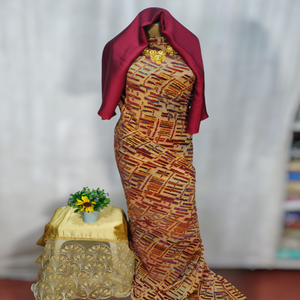 Vestido de Novia de Tela de Terciopelo de Seda con Brillo Dorado Intrincado, Jacquard Floral, Estilo Somalí Maqbal Dirac, Lujoso y con Encanto Discreto - Product Image 4