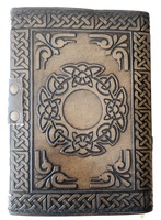 Deckle Edge Paper Diario hecho a mano La momia Cuero genuino Diario en relieve Metal C-Lock Celtic Print Notebook o diario personal