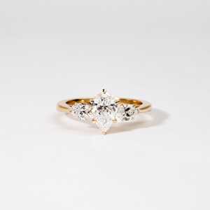 Anillo de compromiso elegante con diamante de laboratorio talla pera, diseño Art Deco de tres piedras en oro macizo, precio de fábrica al por mayor. - Product Image 5