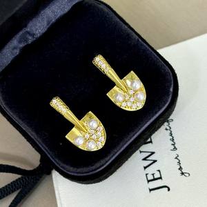 Boucles d'oreilles créatives en forme de mini pelle en or avec perle d'eau douce et cristal, anti-allergiques, tendance, uniques, perle d'eau douce, pelle en or - Product Image 1