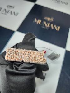 Anillo de Boda Personalizado con Letra, Moissanita VVS Iced Out, Chapado en Oro Rosa sobre Plata 925, con Acento de Rubí, Pasa Prueba de Diamante, Venta al por Mayor OEM - Product Image 3