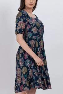 Robe d'été courte en rayonne à col carré de qualité supérieure pour femme, tissu léger et confortable pour la plage, disponible à la vente - Product Image 4