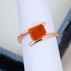 Anillo Clásico de Plata de Ley 925 Sólida con Baño de Oro Rosa, Banda Geométrica y Gema de Cornalina de Corte Octogonal con Engaste de Puntas - Product Image 4