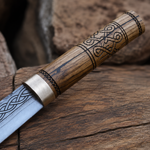 Couteau Viking en acier au carbone celtique fait main avec manche en bois sculpté et fourreau assorti - Product Image 2