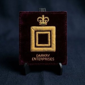 Écusson personnalisé en velours marron pour insignes maçonniques, avec motif en fil métallique, couronne dorée et carrés entrelacés, fait main, pour uniforme de loge - Product Image 1