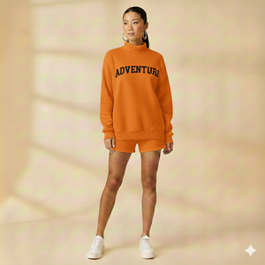 Conjunto de Dos Piezas Moderno y Minimalista para Mujer: Top Largo con Cuello Alto y Manga Larga con Pantalones Cortos de Cintura Alta - Product Image 1