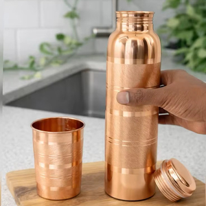 Manténgase hidratado de forma natural con la botella de agua de cobre, un recipiente reutilizable de metal ecológico, perfecto para los hábitos diarios de hidratación saludable. - Product Image 1