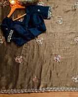 Sari en satin de soie doux Aarika Textile, élégant, orné de perles, look de créateur riche, 5,5 mètres, avec chemisier en satin, idéal pour les fêtes, sans plis