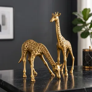 Paire de figurines de girafes de luxe en laiton, sculptées à la main, en position de bétaillement et debout, sculpture animale en métal, décoration d'intérieur sur le thème de la faune, accent de table - Product Image 5