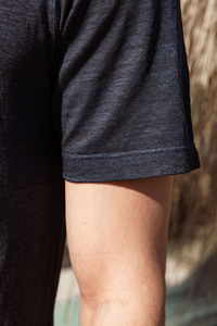 เสื้อยืดลำลองแขนสั้นสีเทาเข้มสำหรับผู้ชาย คอกลม ทรงปกติ ผ้าฝ้ายเจอร์ซีย์ เนื้อนุ่ม ระบายอากาศได้ดี สีพื้น แฟชั่นฤดูร้อน - Product Image 3