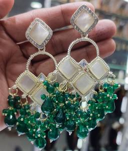 Boucles d'oreilles pendantes ethniques faites à la main avec motif carré et perles de couleur douce pour mariages et occasions spéciales - Product Image 4