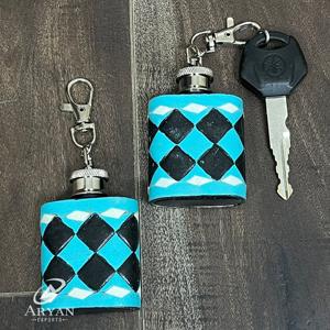 Porte-clés en cuir artisanal à motif damier 2026, mini flasques à clip en cuir coloré pour cadeau promotionnel ou accessoire - Product Image 1