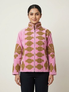 Veste en velours rose brodée pour femmes, motif floral doré, col montant, manches longues, vente en gros - Product Image 3