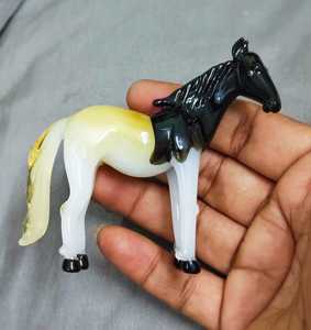 Figurine de cheval en verre artisanal, noir et crème, thème animal, pièce d'art décorative sculptée - Product Image 1