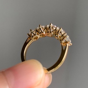 แหวนเพชรแล็บโกรว์ 5 เม็ด น้ำหนัก 2 กะรัต ทรงเหลี่ยม ตัวเรือนทองคำแท้ 14K รับรองโดย IGI ดีไซน์เรียบหรู สำหรับวันครบรอบ แหวนสัญญา แหวนแบบซ้อน แหวนทรงฮาโล - Product Image 3