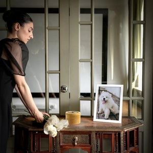 Urne artisanale en bois de rose avec incrustation de résine verte, souvenir commémoratif - Product Image 5