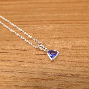 Colgante de Tanzanita Natural en Plata de Ley 925 con Rodio, Corte Trilliant Facetado Vintage, Color Azul Violeta, Joyería para Mujer - Product Image 1